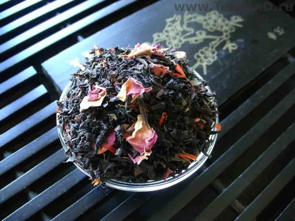 Чёрный чай с земляникой и сливками