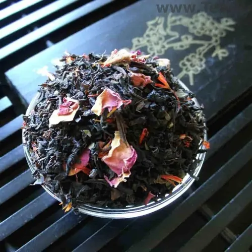 Чёрный чай с земляникой и сливками